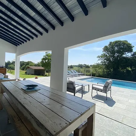 Maison Individuelle Avec Piscine Et Grand Jardin, 6-8 Pers, - Fr-1-495-140 * Urt
